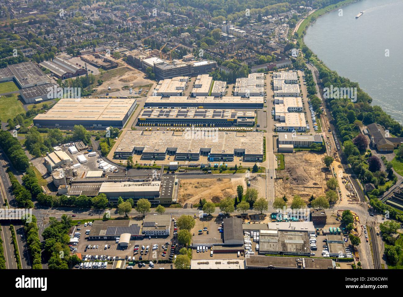 Vue aérienne, SEGRO Business Park Düsseldorf-Süd, Bonner Straße, DHL Logisitk avec toit solaire et fourgon de livraison, Coolblue GmbH - Depot Düsseldorf wareho Banque D'Images