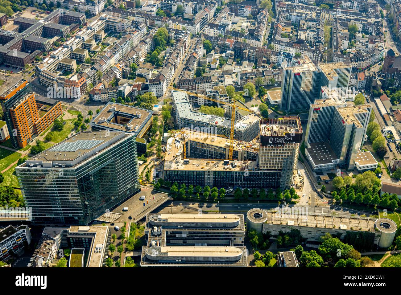 Vue aérienne, tour de bureaux Stadttor, chantier de location d'espace de bureaux Pandion OfficeHome Rise et grues de construction avec nouveau bâtiment, bureau bu Banque D'Images