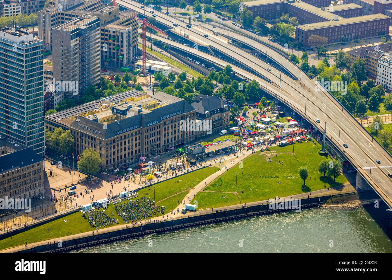 Vue aérienne, jour de mai, rallye du jour de mai, Rheinuferpromenade Mannesmannufer en dessous de la Rheinkniebrücke, invités et événement avec tentes et transats, Carlstad Banque D'Images Vue aérienne, jour de mai, rallye du jour de mai, Rheinuferpromenade Mannesmannufer en dessous de la Rheinkniebrücke, invités et événement avec tentes et transats, Carlstad Banque D'Images