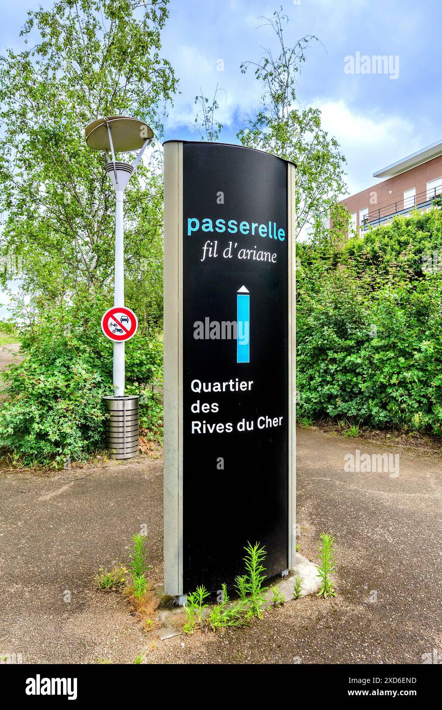 Panneau pour la passerelle fil d'ariane moderne de 235 mètres de long passerelle suspendue sur le cher - Tours, Indre-et-Loire (37), France. Banque D'Images