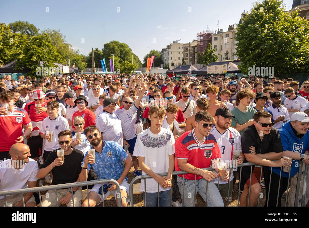 Central Park, Brighton, Royaume-Uni. Supporters à l'Euro fan Park, 4theFans, Central Park, Brighton au Danemark v England fan Park grand écran Brighton. David Smith/Alamy 25 juin 2024 Banque D'Images