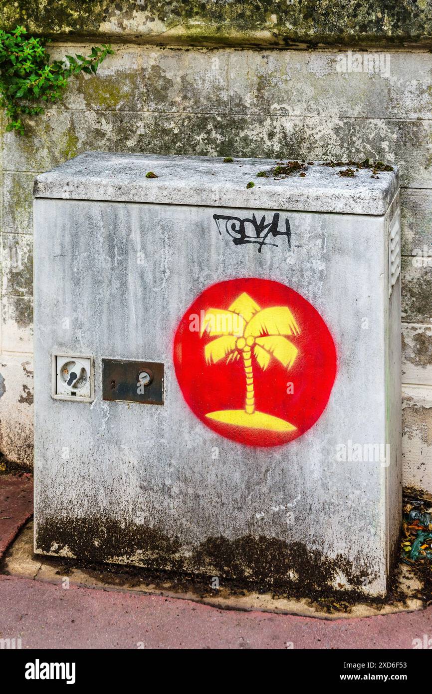 Étiquette de palmier pulvérisée sur boîte électrique - Tours, Indre-et-Loire (37), France. Banque D'Images