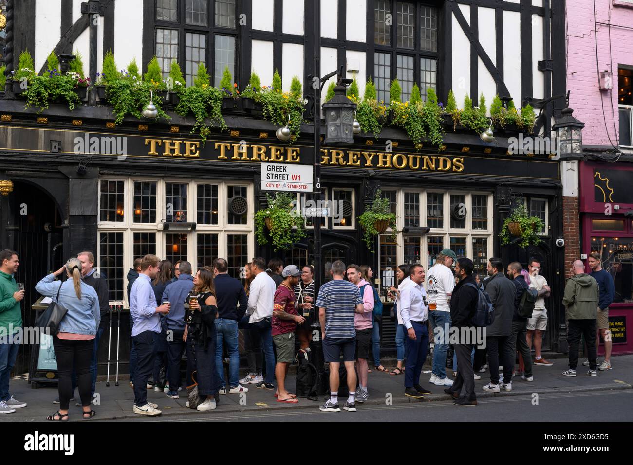 Les gens boivent devant le pub Three Greyhounds, Greek Street, Soho, Londres, Royaume-Uni. 5 juin 2024 Banque D'Images