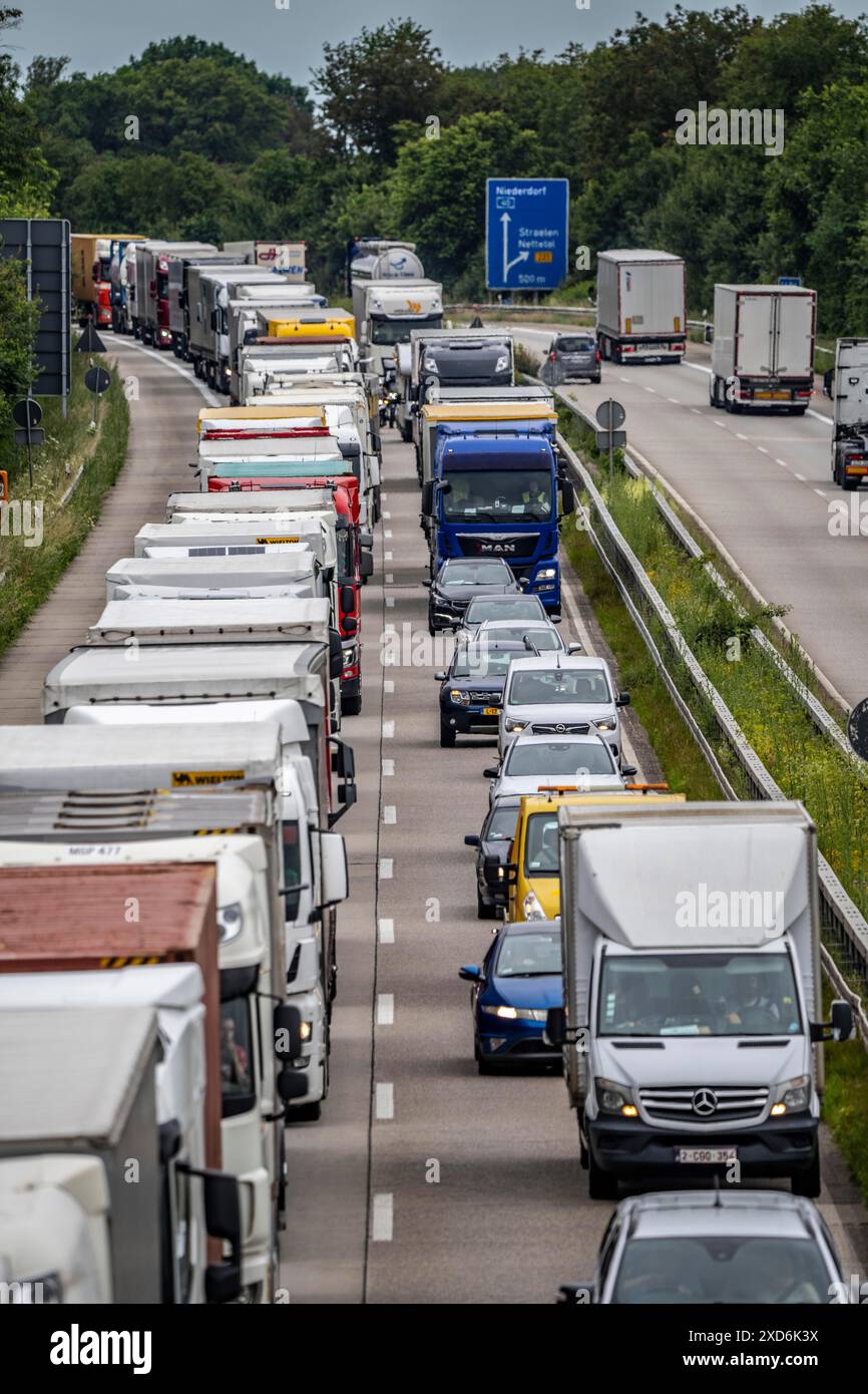 9 km de long embouteillage sur l'autoroute A40 en direction de l'est, entre la frontière néerlandaise près de Venlo, avant la jonction Wankum, en raison d'un chantier de construction, traff Banque D'Images
