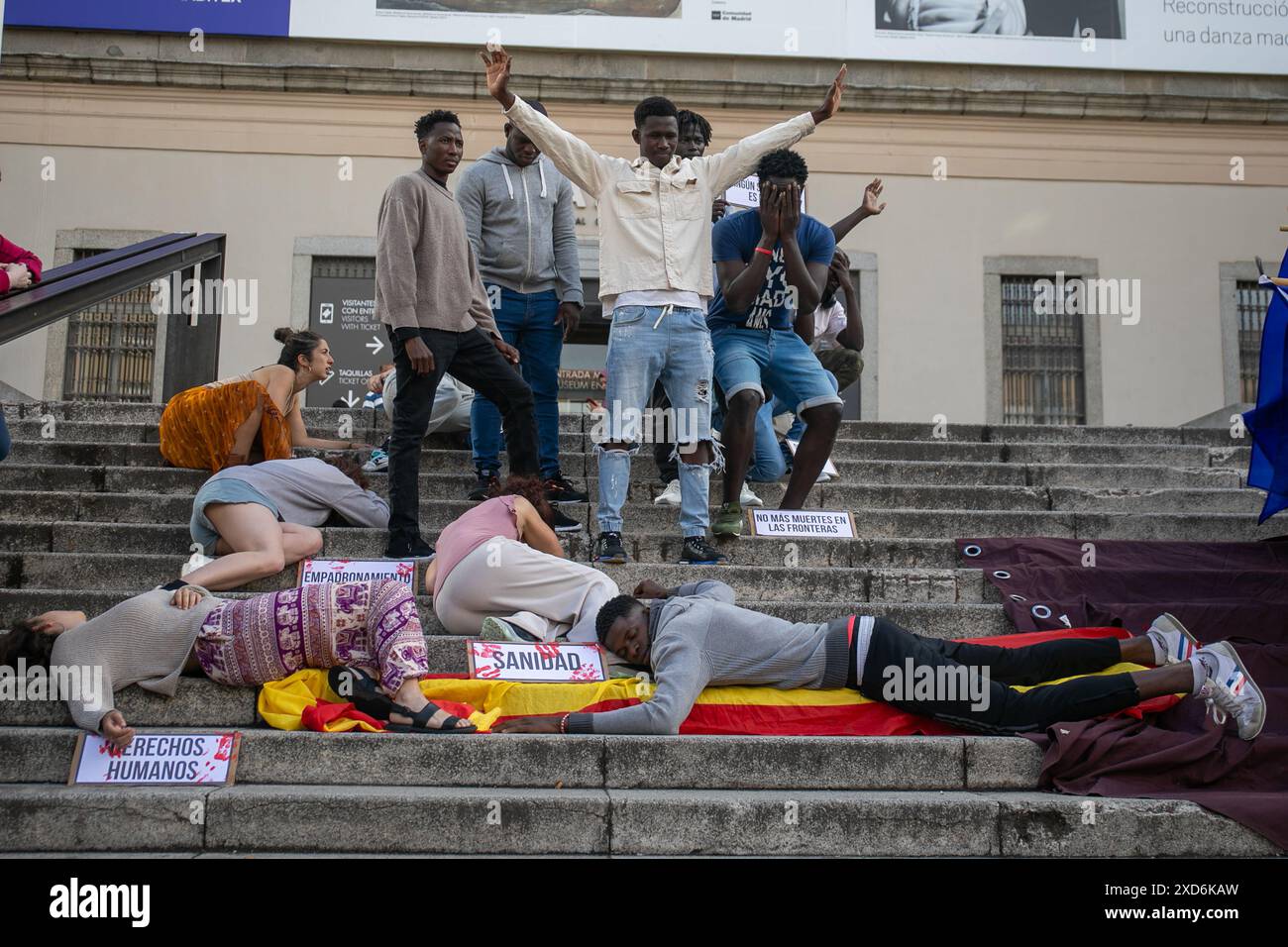 Madrid, Espagne. 20 juin 2024. Des organisations et des groupes de la société civile ont appelé cet après-midi à un rallye-spectacle à l’occasion de la Journée internationale des réfugiés dans les environs du Musée Reina Sofía à Madrid. Crédit : D. Canales Carvajal/Alamy Live News Banque D'Images