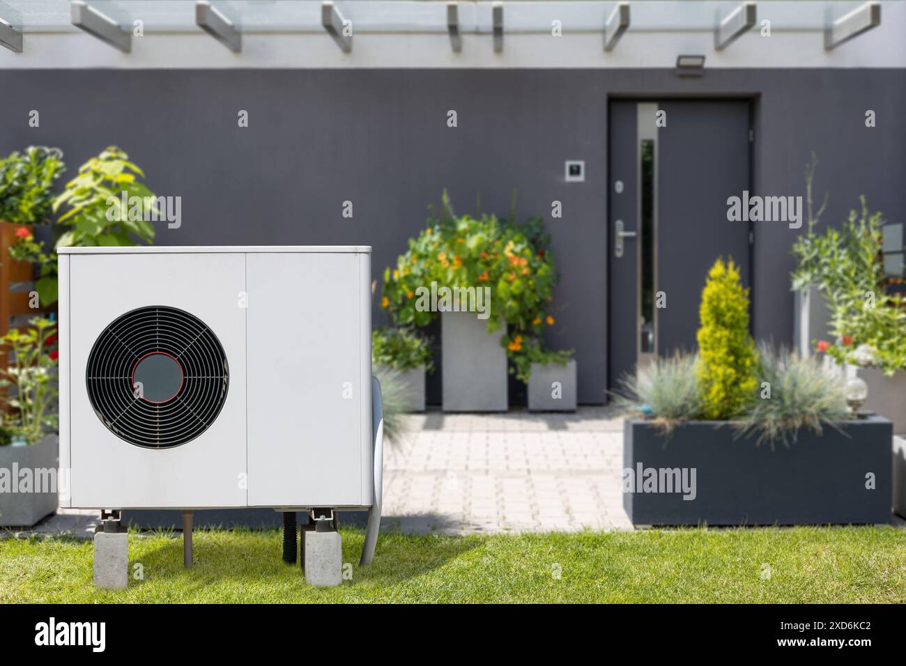 Pompe à chaleur installée à l'avant de la maison Banque D'Images