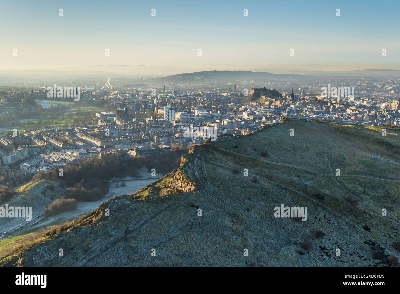 Vue imprenable sur la ville d'Édimbourg, capitale de l'Écosse, prise depuis les Salisbury Crags autour d'Arthur's Seat Banque D'Images