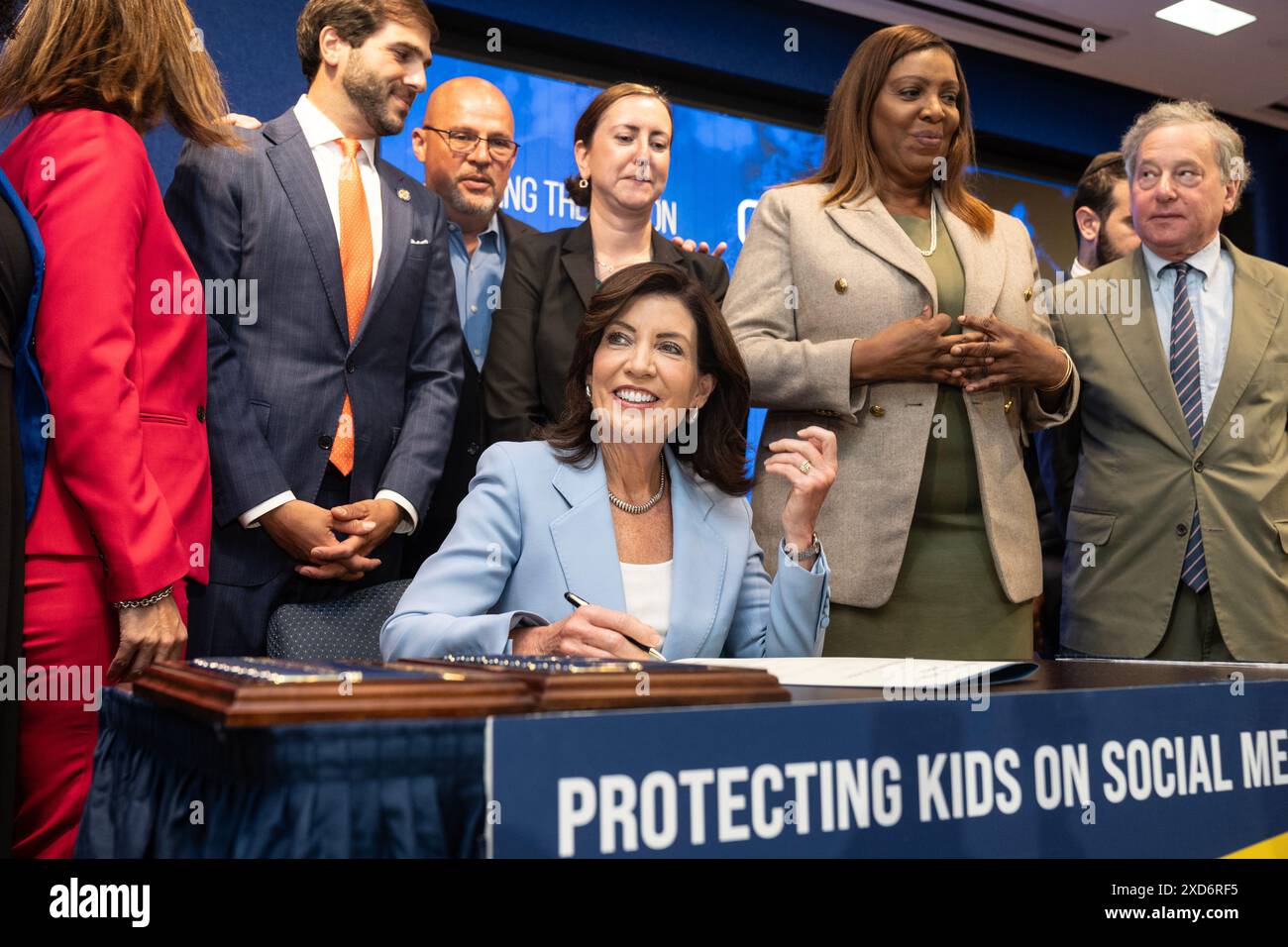 La gouverneure Kathy Hochul a signé une loi pour lutter contre les flux addictifs des médias sociaux et protéger les enfants au siège de l'UFT à New York le 20 juin 2024 Banque D'Images