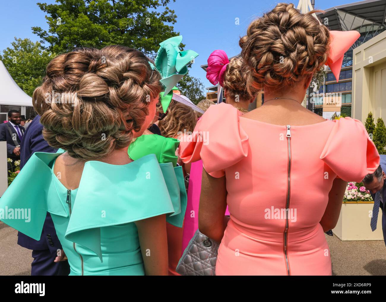 Ascot, Berkshire, Royaume-Uni. 20 juin 2024. Des coiffures élaborées peuvent être vues sur les participants. Courses hippiques le jour des dames (jour 3) de Royal Ascot. Dapper messieurs en tenue formelle et dames, souvent en robes et créations de chapeau élaborées peuvent être vus arriver et se mélanger avant d'aller aux courses. Crédit : Imageplotter/Alamy Live News Banque D'Images