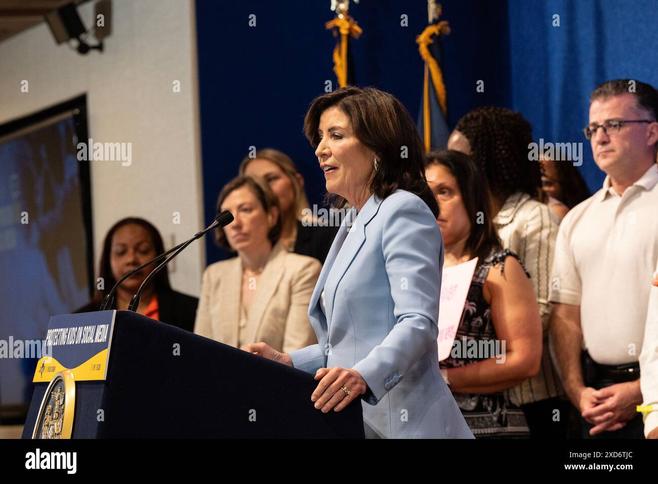 New York, États-Unis. 20 juin 2024. La gouverneure Kathy Hochul prend la parole avant de signer une loi pour lutter contre les flux addictifs des médias sociaux et protéger les enfants au siège de l'UFT à New York le 20 juin 2024. (Photo de Lev Radin/Sipa USA) crédit : Sipa USA/Alamy Live News Banque D'Images