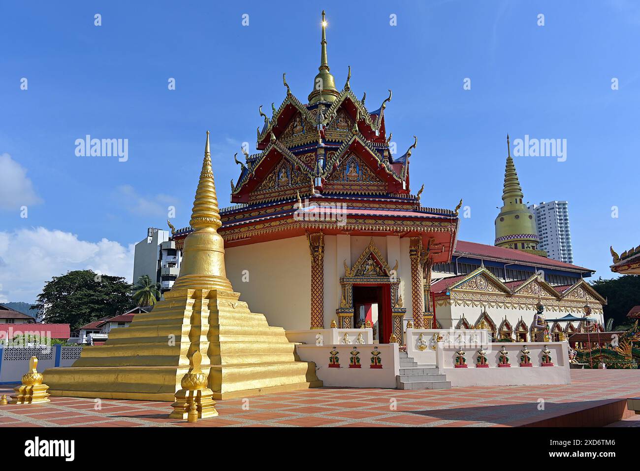 Wat Chayamangkalaram, le plus ancien temple bouddhiste siamois Theravada de Penang, présente un mélange unique de conceptions architecturales chinoises, thaïlandaises et birmanes Banque D'Images