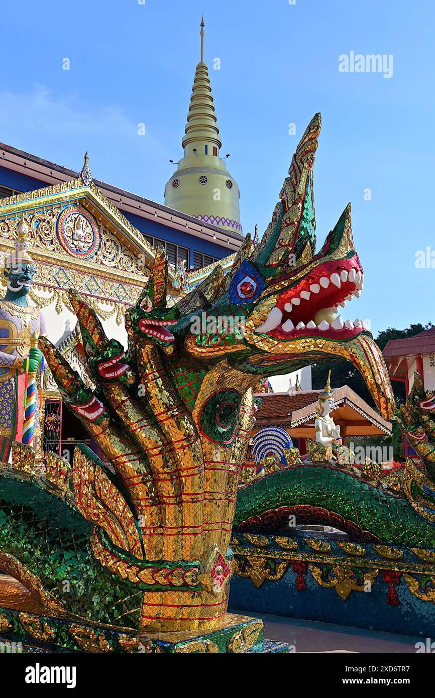 Grande sculpture naga ornée avec plusieurs têtes, gardant l'entrée de la salle de prière du Wat Chayamangkalaram, le plus ancien temple bouddhiste siamois de Penang Banque D'Images