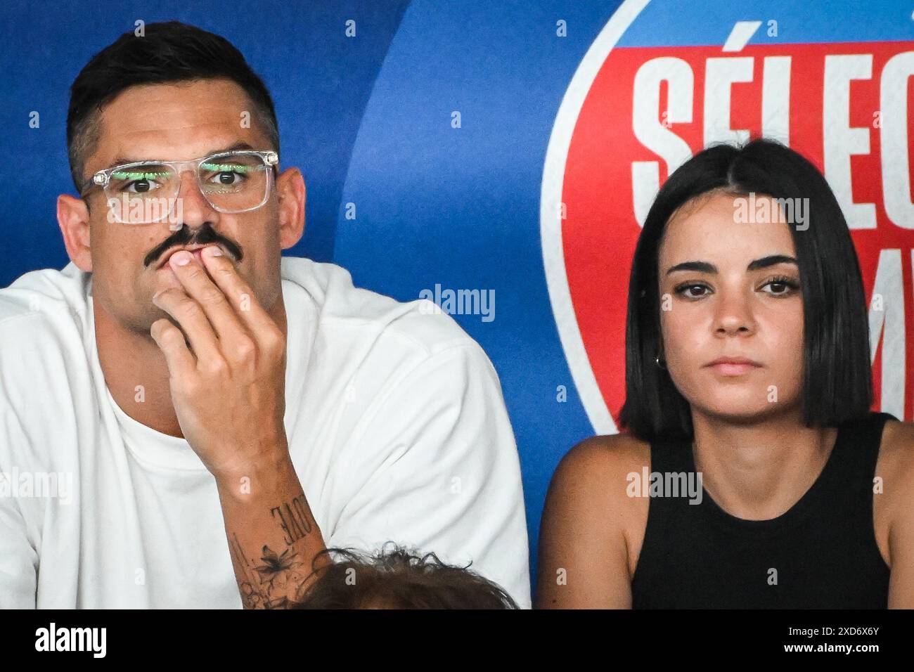 Chartres, France, France. 18 juin 2024. Florent MANAUDOU avec sa nouvelle partenaire Lola DUMENIL lors du troisième des Championnats de France de natation 2024 au complexe aquatique Odyssée le 18 juin 2024 à Chartres, France. (Crédit image : © Matthieu Mirville/ZUMA Press Wire) USAGE ÉDITORIAL SEULEMENT! Non destiné à UN USAGE commercial ! Banque D'Images