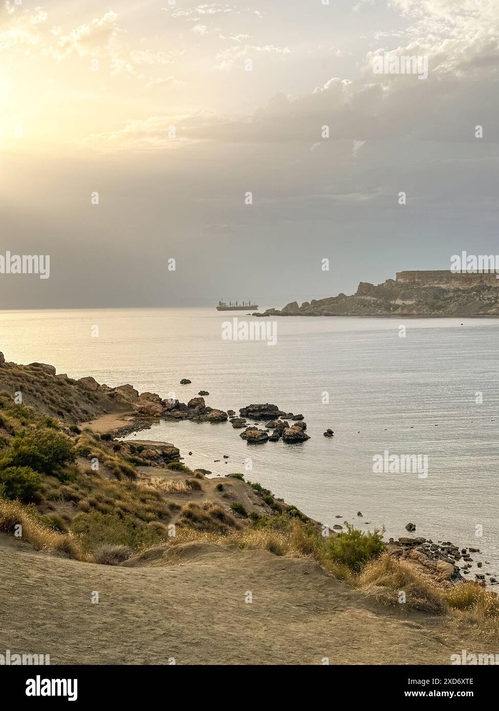 Baie de Ghajn tuffieha au coucher du soleil. Station tropicale. Mer maltaise. Paysage panoramique avec plage Banque D'Images
