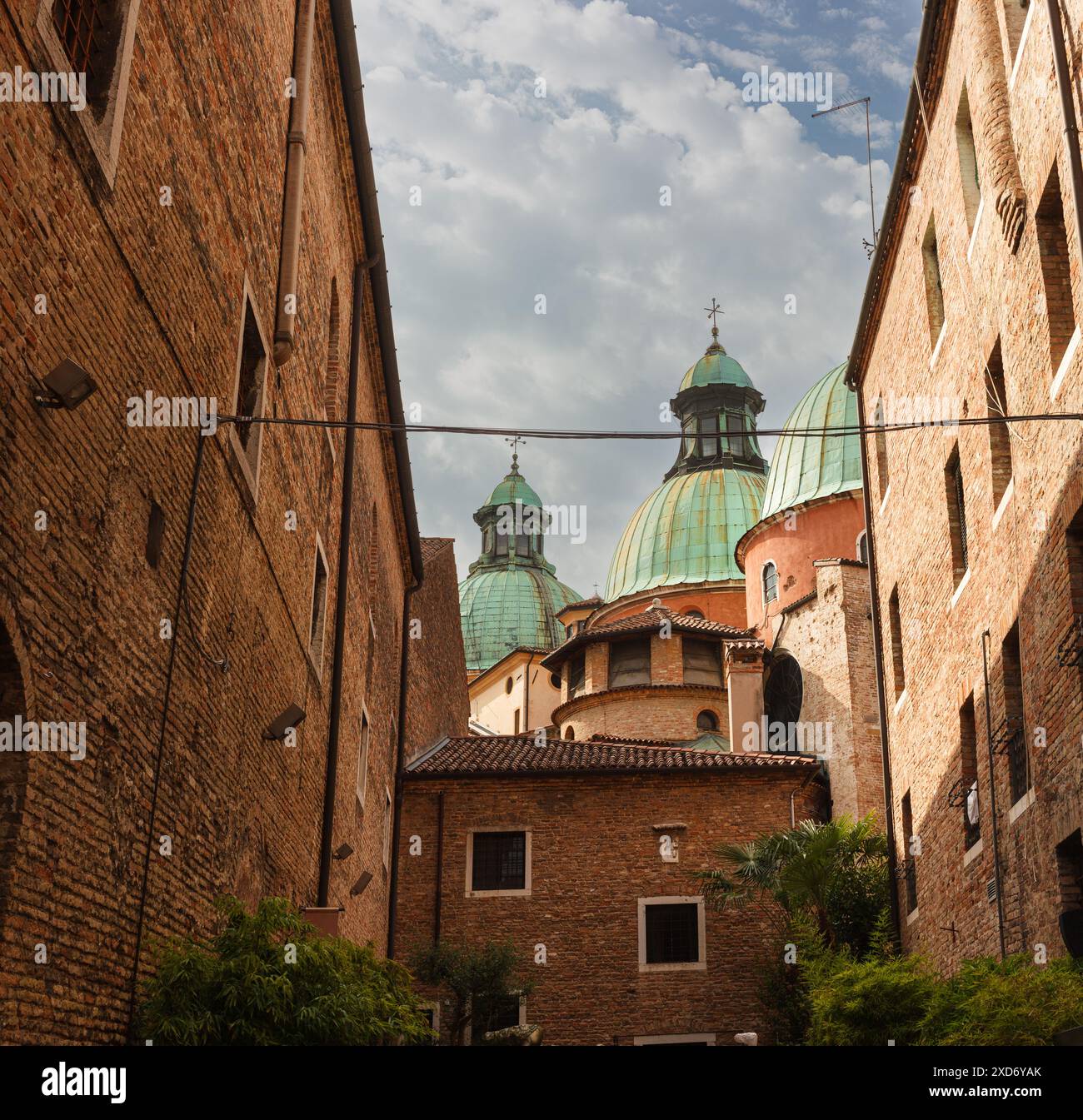 Vue sur les dômes de la cathédrale San Pietro Apostolo, Trévise. Vénétie, Italie Banque D'Images