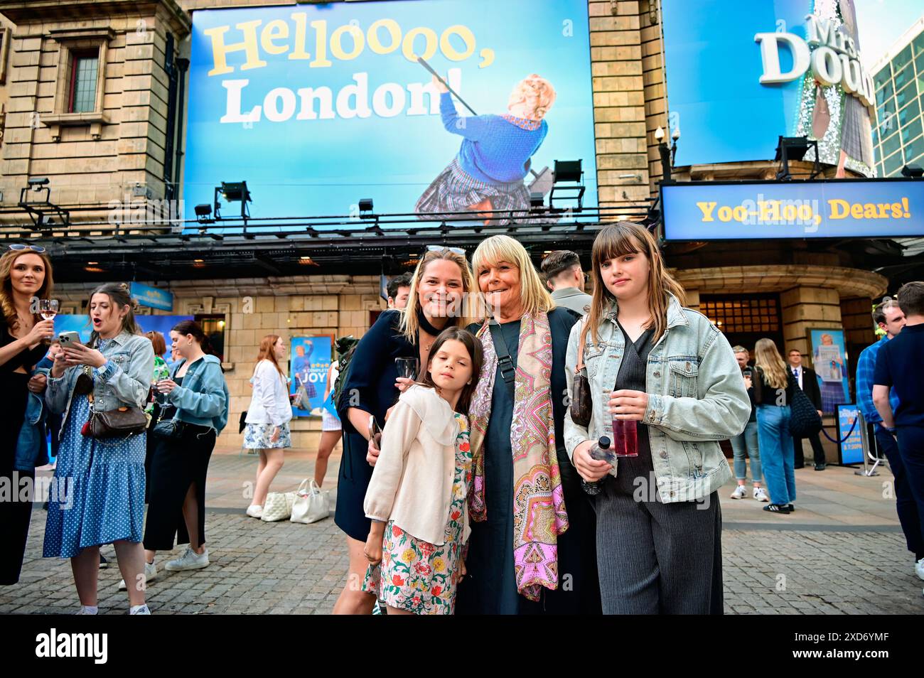 LONDRES, ROYAUME-UNI. 20 juin 2024. Linda Robson et sa famille assistent à la première représentation de 'MRS Doubtfire : The musical' au Shaftesbury Theatre, Londres, Royaume-Uni. Crédit : Voir Li/Picture Capital/Alamy Live News Banque D'Images