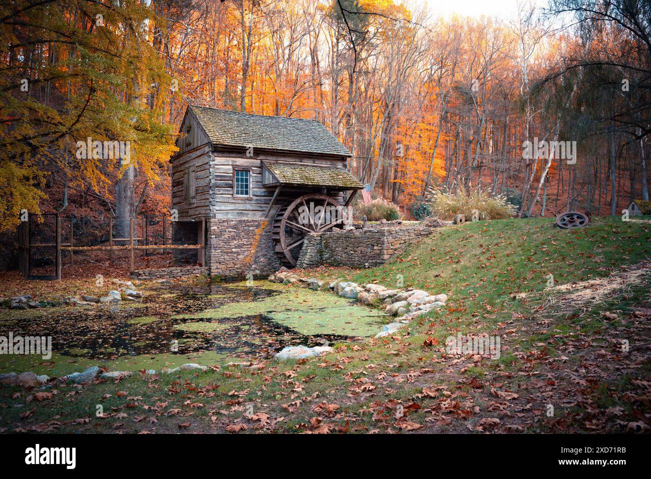 Moulin grange Cuttalossa dans le comté de Bucks en Pennsylvanie avec feuillage d'automne coloré. Banque D'Images