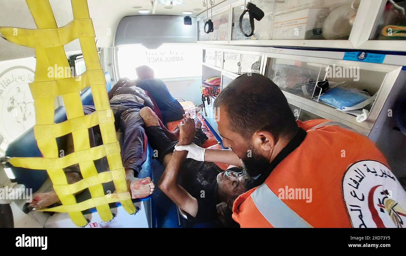 Rafah, Gaza. 20 juin 2024. Le personnel d’urgence palestinien transporte les blessés après une frappe aérienne israélienne sur un bâtiment à Rafah dans le Sud de la bande de Gaza, le 20 juin 2024. Photo de la Défense civile palestinienne/UPI crédit : UPI/Alamy Live News Banque D'Images