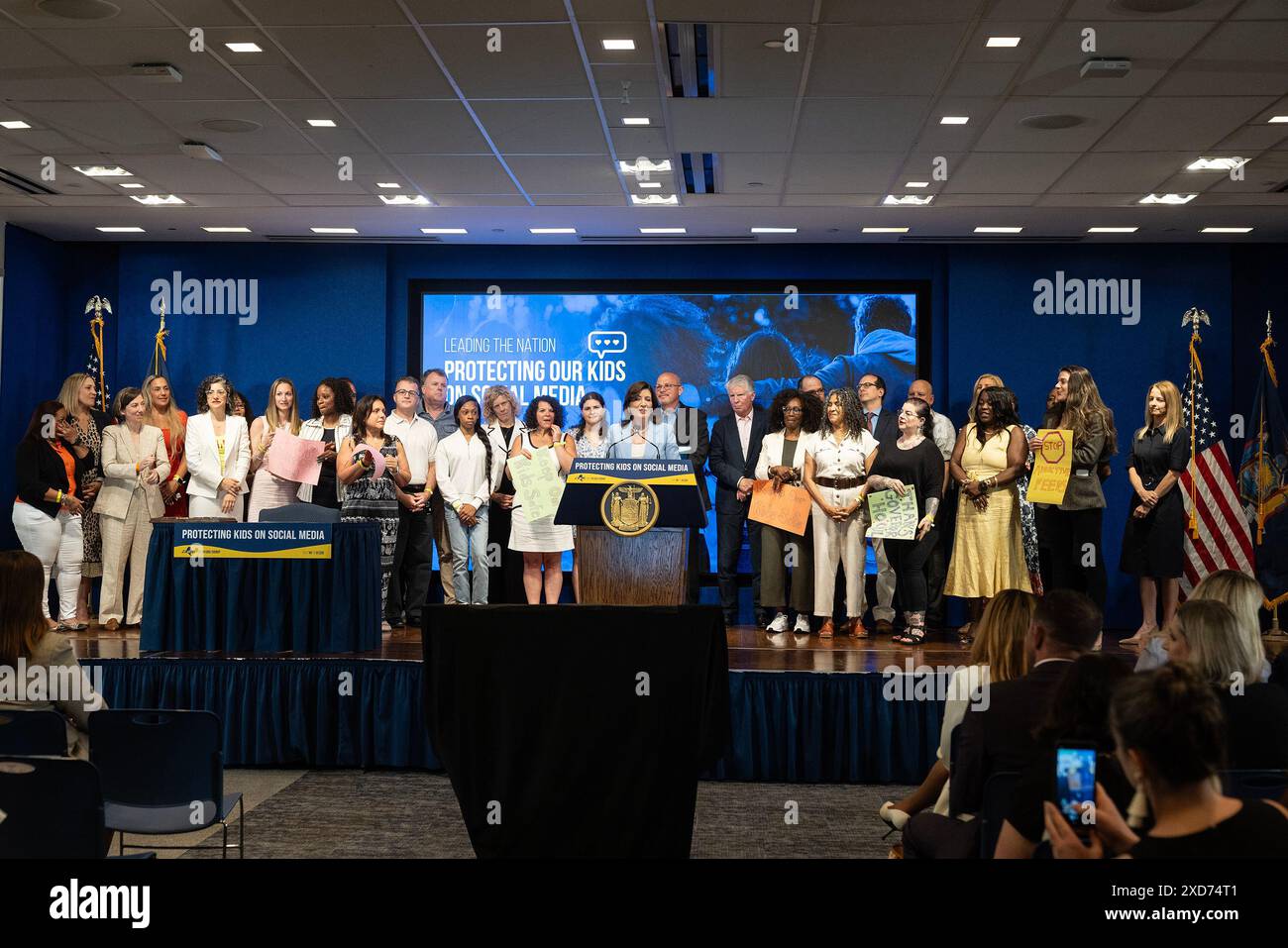 New York, États-Unis. 20 juin 2024. La gouverneure Kathy Hochul prend la parole avant de signer une loi pour lutter contre les flux addictifs des médias sociaux et protéger les enfants au siège de l'UFT à New York (photo de Lev Radin/Pacific Press) crédit : Pacific Press Media production Corp./Alamy Live News Banque D'Images