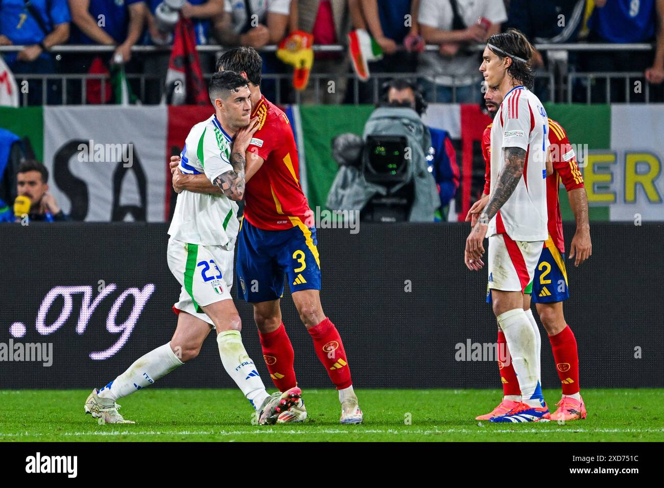 Robin le Normand (3 ans) d'Espagne et Alessandro Bastoni (23 ans) d'Italie ont l'air de danser pendant un match de football entre les équipes nationales d'Espagne et d'Italie le 2e jour du groupe B dans la phase de groupes du tournoi UEFA Euro 2024 , le jeudi 20 juin 2024 à Gelsenkirchen , Allemagne . PHOTO SPORTPIX | Stijn Audooren Banque D'Images