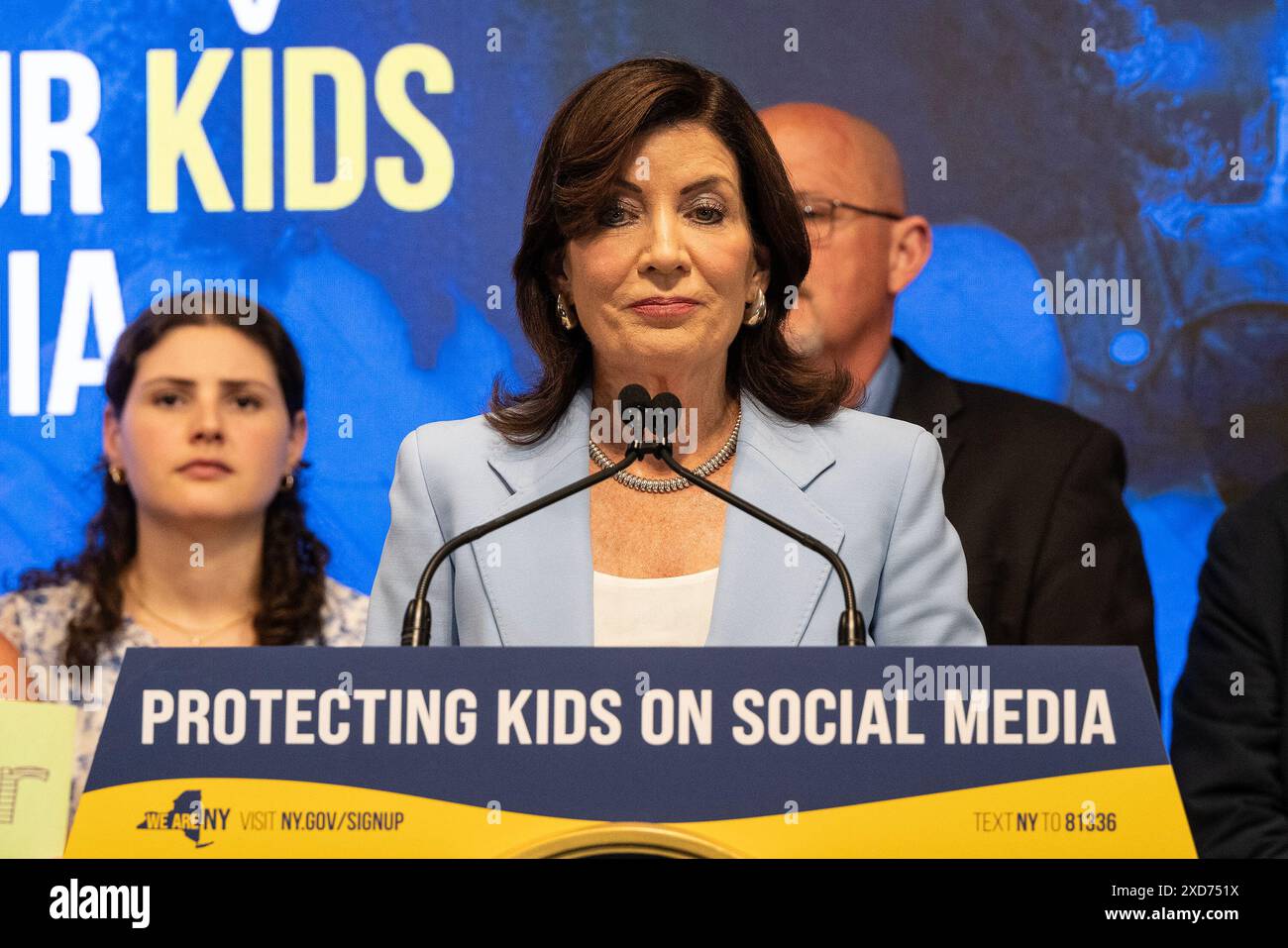 New York, États-Unis. 20 juin 2024. La gouverneure Kathy Hochul prend la parole avant de signer une loi pour lutter contre les flux addictifs des médias sociaux et protéger les enfants au siège de l'UFT à New York (photo de Lev Radin/Pacific Press) crédit : Pacific Press Media production Corp./Alamy Live News Banque D'Images