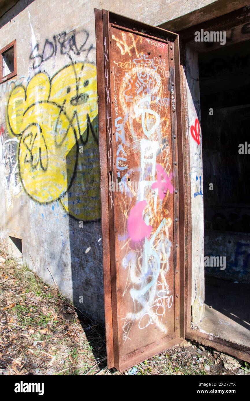 Graffiti sur un bâtiment abandonné par le lieu historique national York Redoute à Fergusons Cove, Nouvelle-Écosse, Canada Banque D'Images