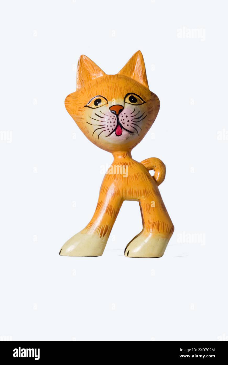 La décoration murale est en bois, en forme de chat, et est peinte avec un motif batik, isolé sur fond blanc. Banque D'Images
