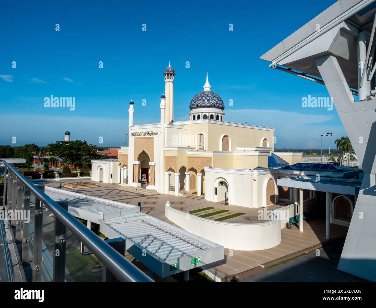 BANDAR Seri BEGAWAN, BRUNEI - 26 AVRIL 2024 : la scène de la belle mosquée ou bâtiment de la salle de prière situé sur fond de ciel bleu le jour ensoleillé a Banque D'Images