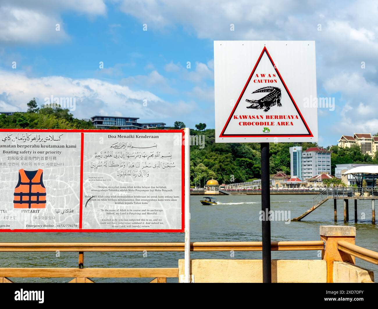 BANDAR Seri BEGAWAN, BRUNEI - 21 AVRIL 2024 : panneau d'avertissement pour se méfier de la zone des crocodiles avant de traverser vers Kampong Ayer, village traditionnel de Banda Banque D'Images