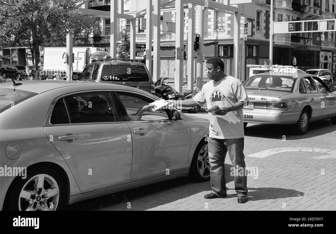 Les manifestants de l'Ohio Fair Food et du Cincinnati Interfaith Worker's Center ont défilé devant l'Assemblée annuelle des actionnaires de Kroger à Cincinnati, Ohio, en 2012. Les manifestants voulaient attirer l'attention sur le fait que Kroger n'avait pas rejoint le programme Fair Food. Ici, l'un des manifestants distribue des flyers aux voitures qui passent. Banque D'Images