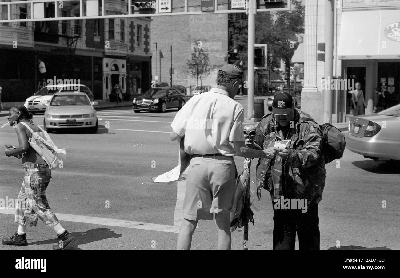 Les manifestants de l'Ohio Fair Food et du Cincinnati Interfaith Worker's Center ont défilé devant l'Assemblée annuelle des actionnaires de Kroger à Cincinnati, Ohio, en 2012. Les manifestants voulaient attirer l'attention sur le fait que Kroger n'avait pas rejoint le programme Fair Food. Ici, l'un des manifestants distribue des flyers aux voitures qui passent. Banque D'Images