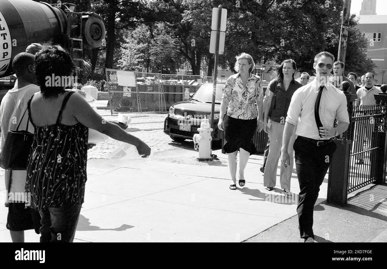 Les participants à la réunion des actionnaires de Kroger 2012 arrivant à l'événement ont été accueillis par des manifestants de Ohio Fair Food et de l'Interfaith Workers Center. Banque D'Images