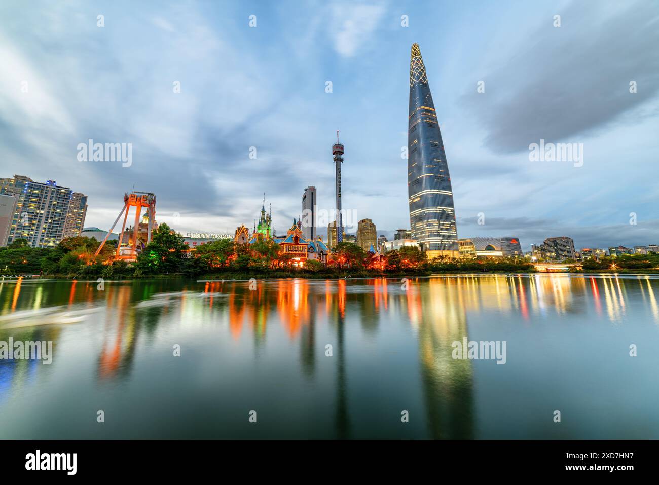 Séoul, Corée du Sud - 11 octobre 2017 : vue imprenable en soirée de la tour mondiale Lotte au centre-ville. Lumières colorées de la ville reflétées dans le lac. Banque D'Images