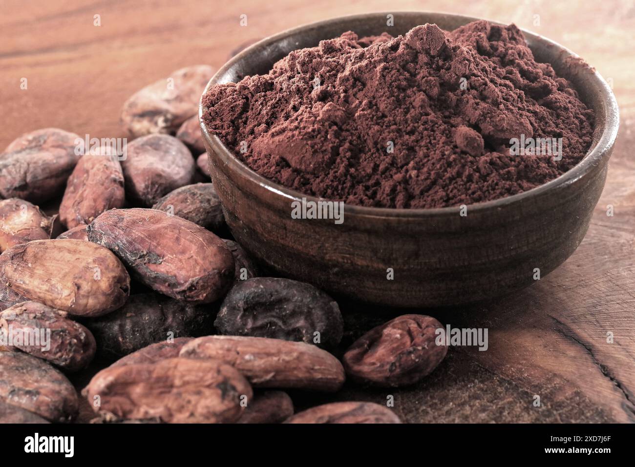 La poudre de cacao et les grains de café sur une table en bois Banque D'Images