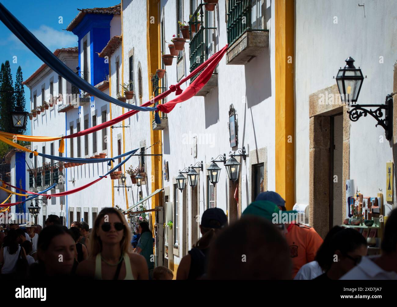 Rua Direita, Óbidos, Portugal. Soirée sur la rue pavée principale bondée à l'intérieur de ce qui a été appelé le village fortifié classique le plus bien conservé au Portugal. Banque D'Images