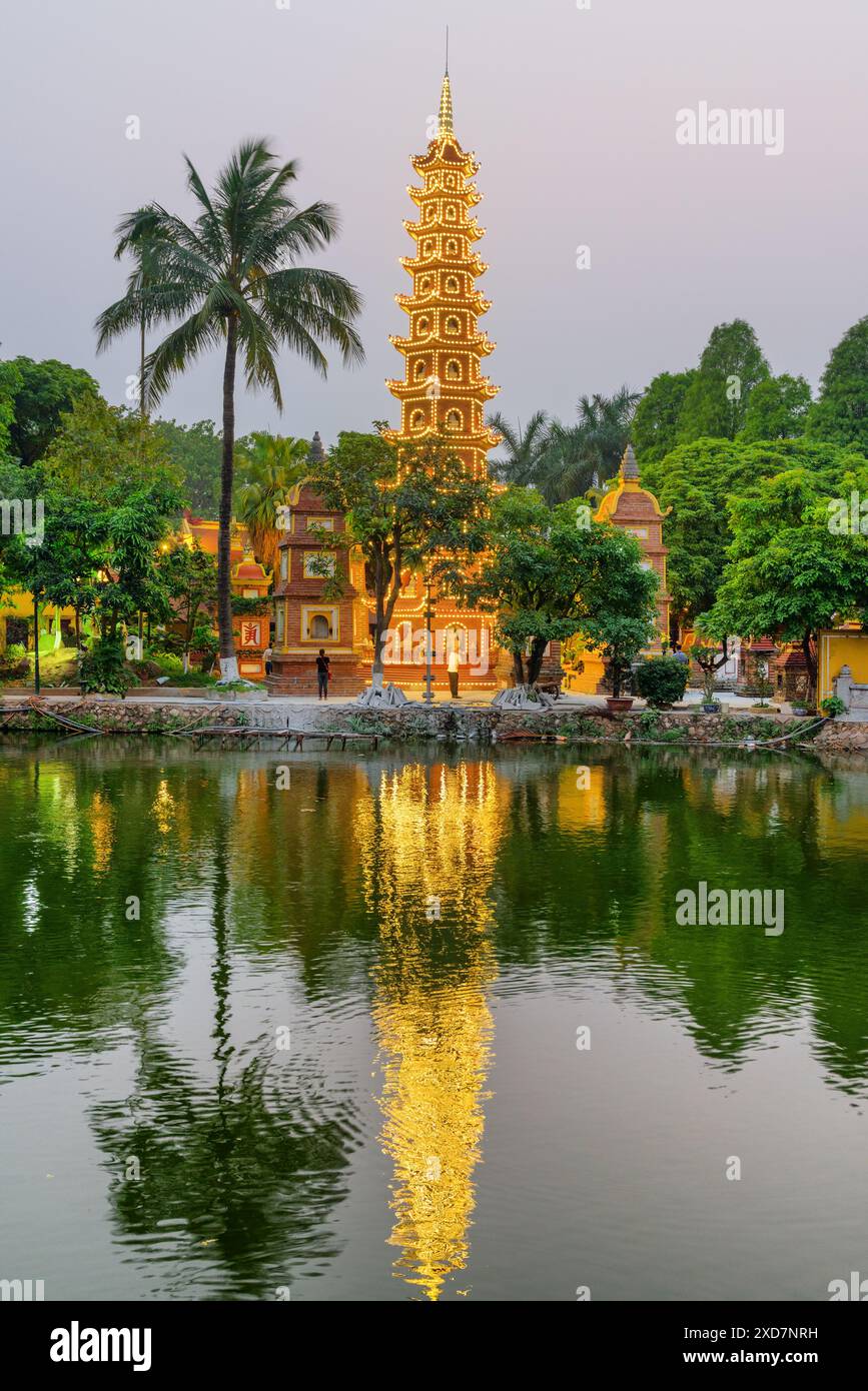 Hanoi, Vietnam - 19 avril 2019 : belle vue en soirée sur la pagode Tran Quoc et le lac de l'Ouest. Banque D'Images