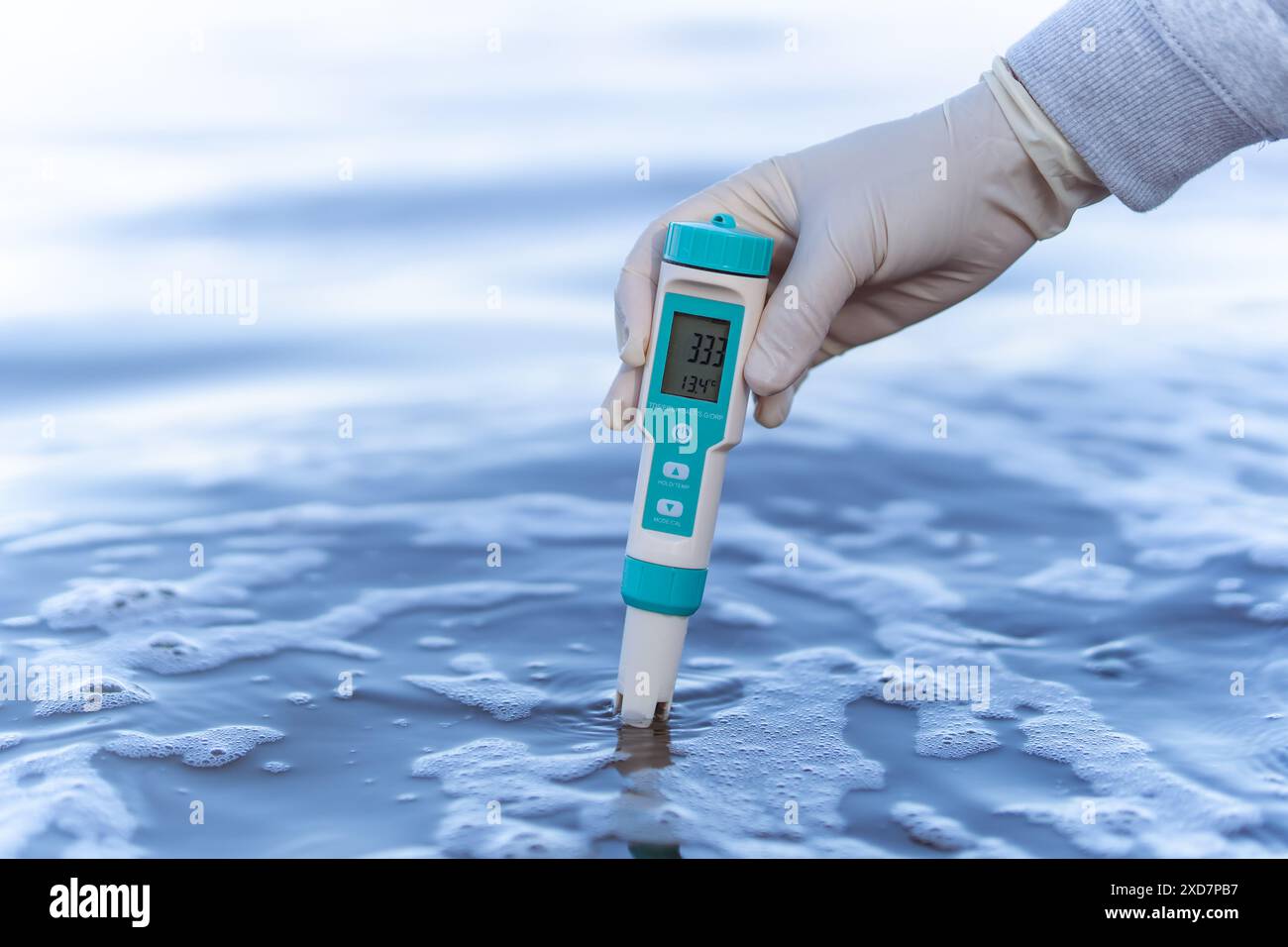 Le technicien utilise l'équipement professionnel d'analyse de l'eau pour mesurer la qualité de l'eau au canal public. Mesure portable de la qualité de l'eau à paramètres multiples Banque D'Images