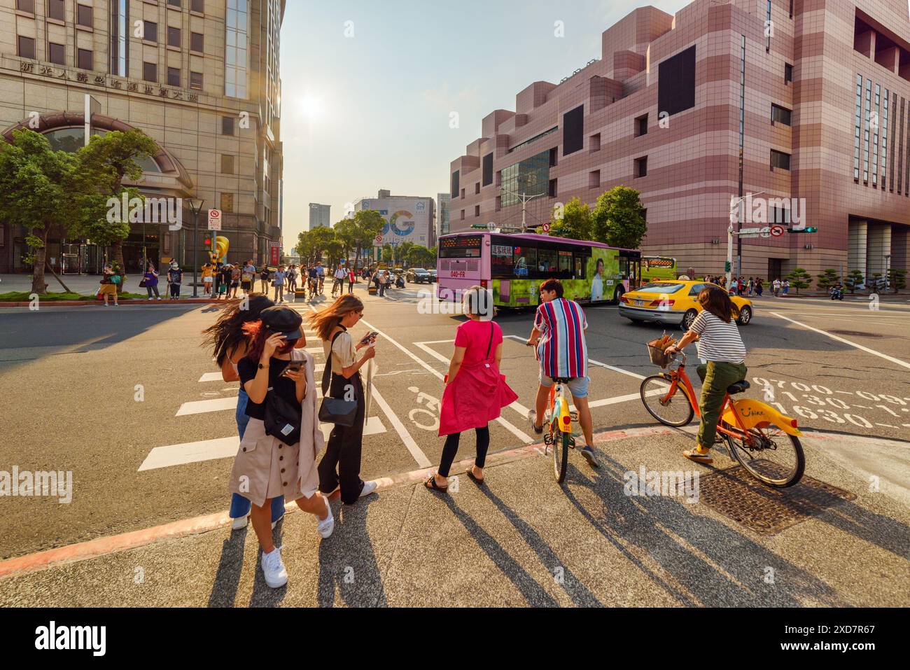 Taipei, Taïwan - 26 avril 2019 : vue panoramique du passage sur la route de Zhuangjing dans la région de Taipei 101. Piétons et cyclistes attendant sur les trottoirs. Banque D'Images