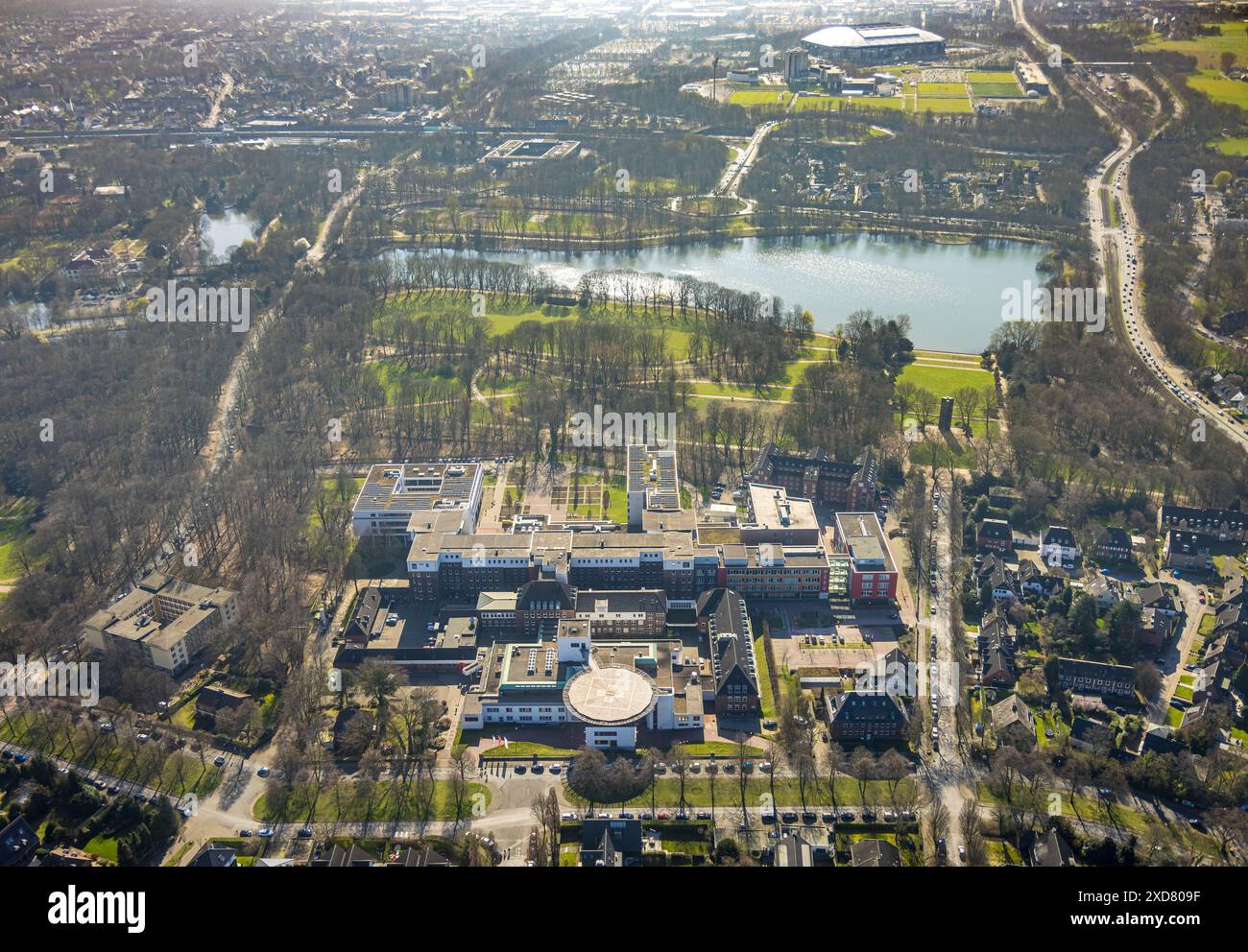 Vue aérienne, Bergmannsheil Kinderklinik Buer GmbH et Bergersee et parc, centrale incendie et station de secours Gelsenkirchen ZFRW2, autoroute A2 avec jonction Banque D'Images