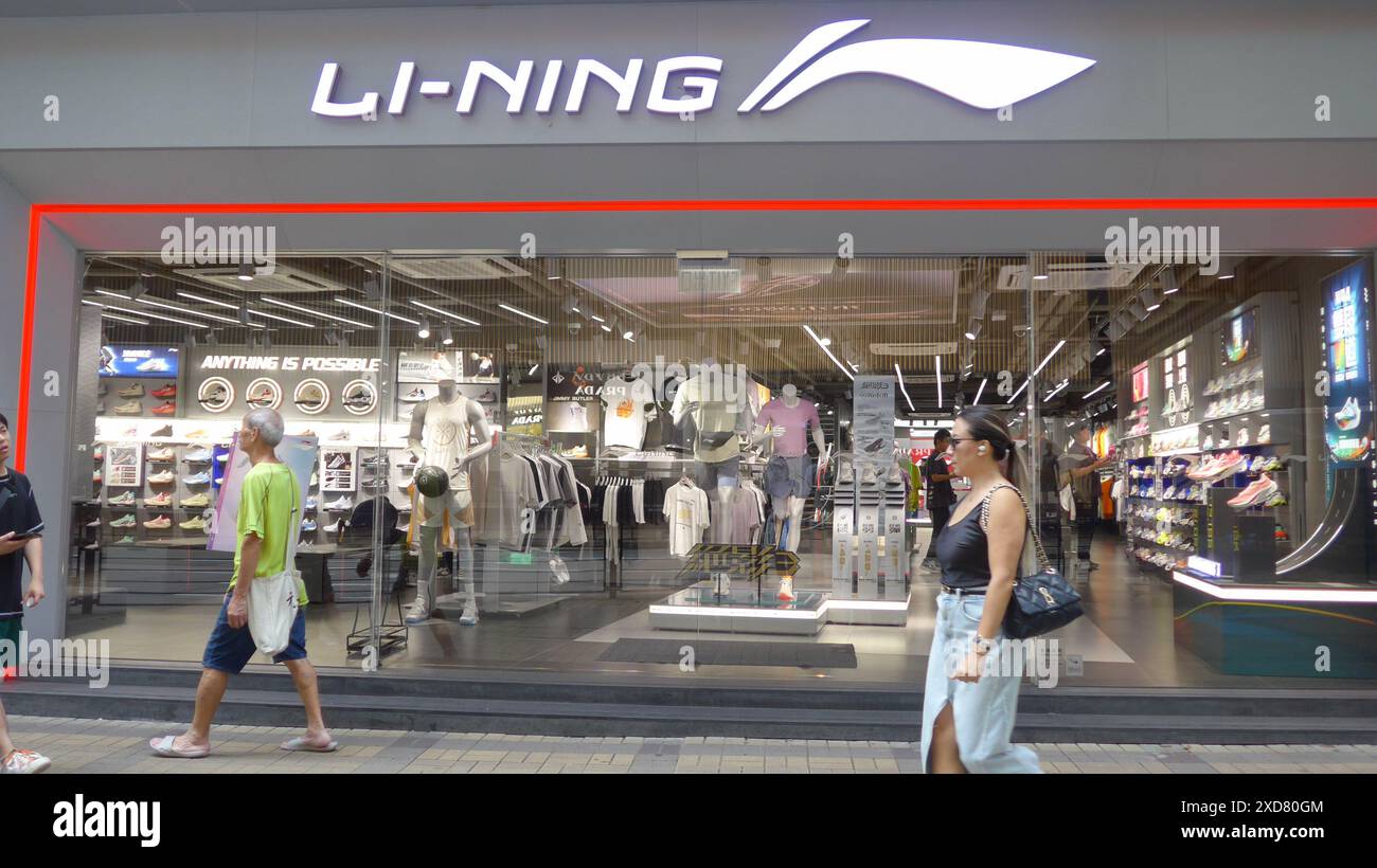 Hong Kong, Chine. 19 juin 2024. Les piétons passent devant le logo et le magasin chinois de vêtements de sport et d'équipement sportif LI-NING à Hong Kong. Crédit : SOPA images Limited/Alamy Live News Banque D'Images