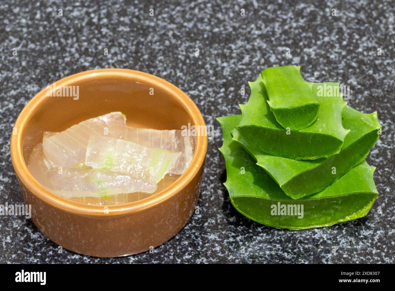 Gros plan d'un bol d'aloe vera fraîchement tranché avec de l'aloe vera en tranches et empilé. Banque D'Images