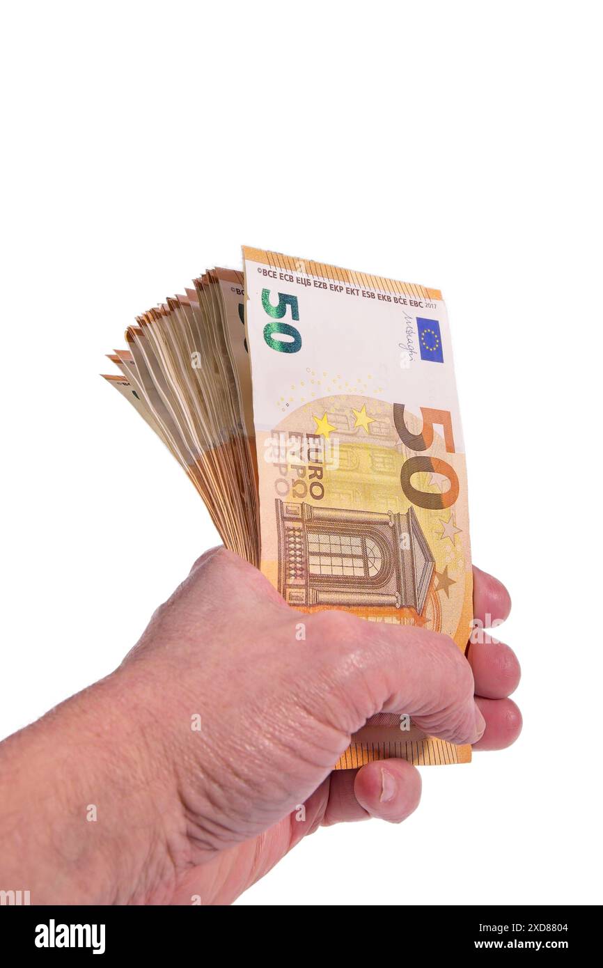 Gros plan de la main masculine tenant cinquante billets d'euro sur isolé sur fond blanc. Banque D'Images