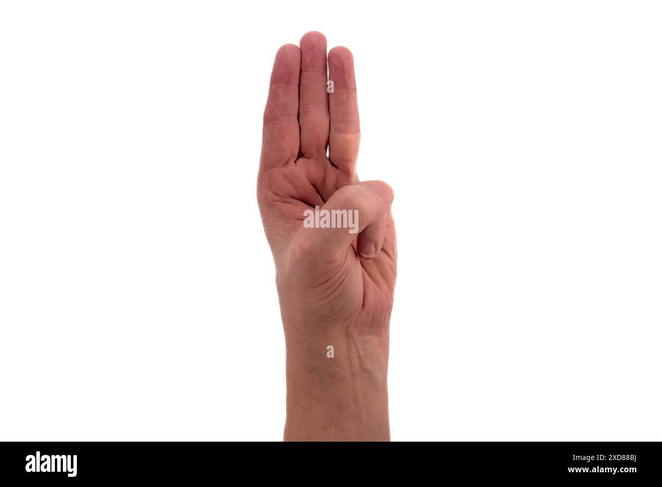 Signes manuels. Trois. Main masculine avec trois doigts dirigés vers le haut isolé sur fond blanc. Banque D'Images