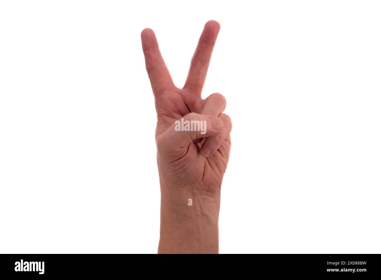 Signes manuels. Symbole de victoire ou de paix. Main masculine avec deux doigts dirigés vers le haut isolé sur fond blanc. Banque D'Images