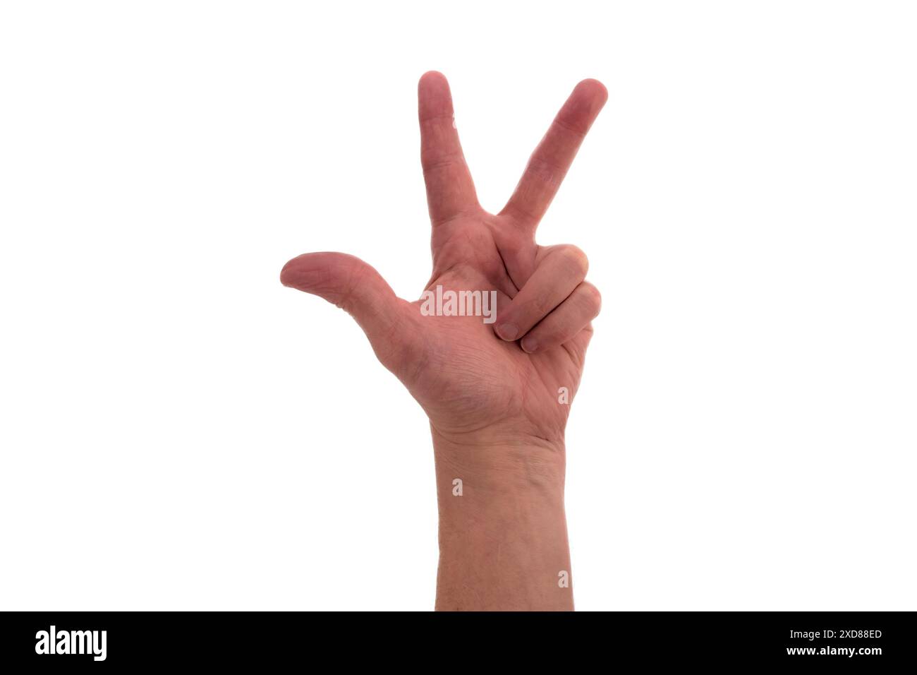 Signes manuels. Trois. Main masculine avec trois doigts dirigés vers le haut isolé sur fond blanc. Banque D'Images