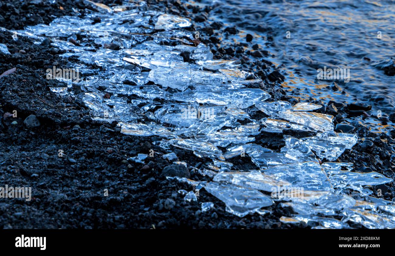 Un gros tas de cristaux de glace cassés sur une plage. La glace fond. La scène est froide et désolée Banque D'Images