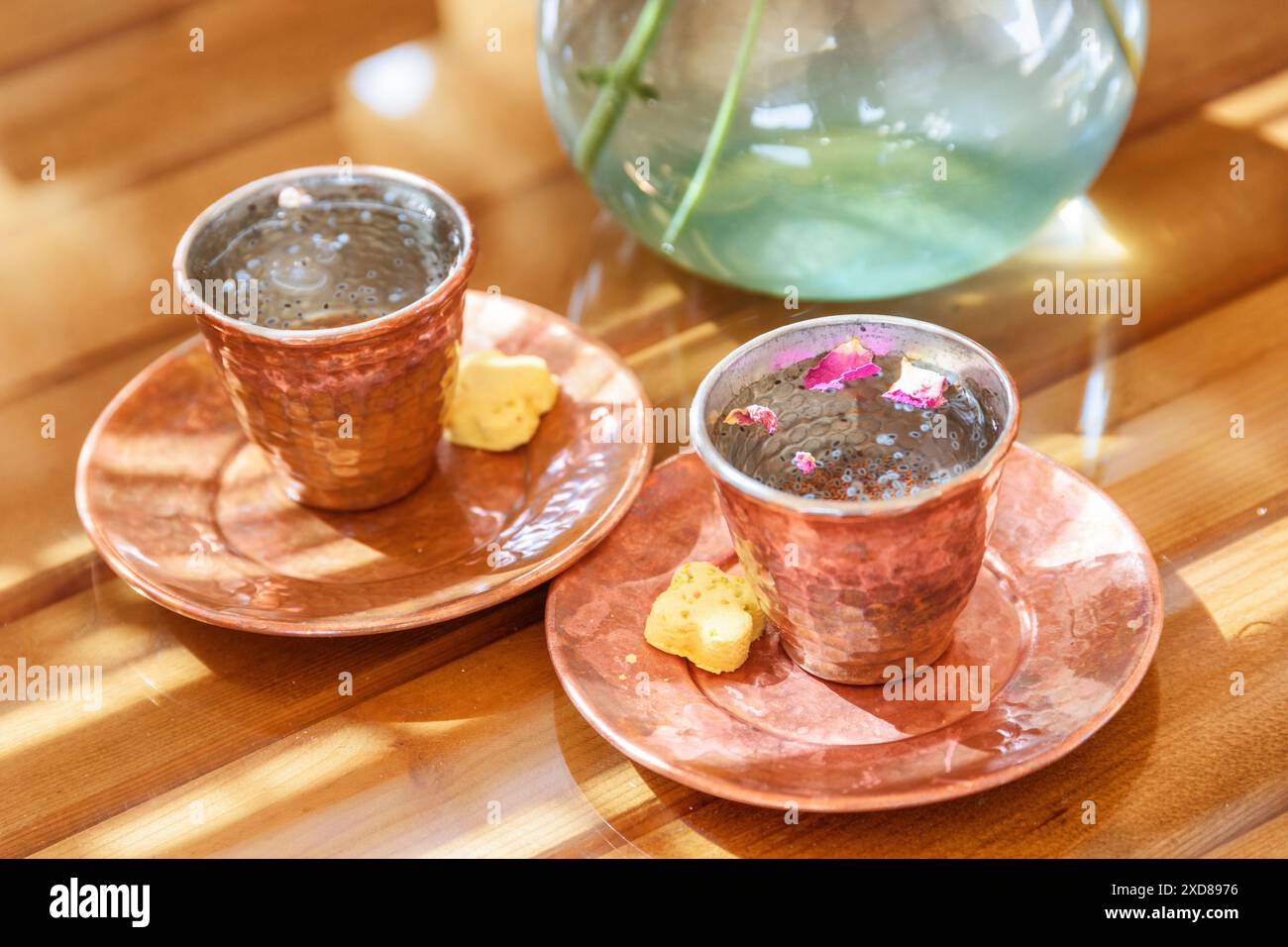 Sharbat iranien traditionnel. Boisson froide populaire avec des graines de chia et de l'eau de rose. Distillats de plantes parfumés sucrés. Incroyable cuisine persane. Banque D'Images