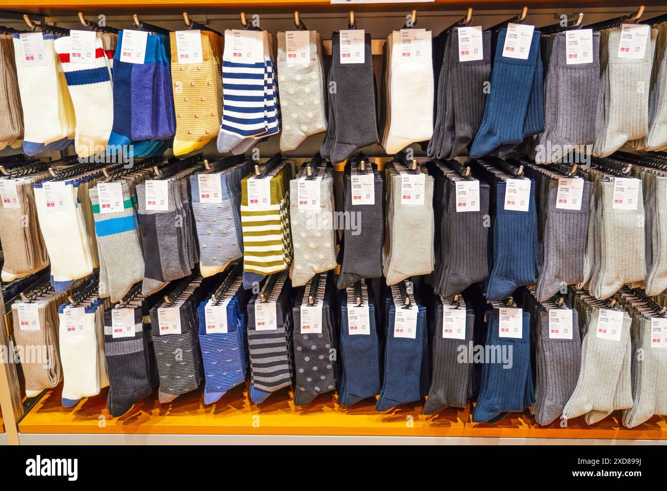 Divers chaussettes longues supima sur l'assortiment d'étalage de vêtements pour hommes Uniqlo est un créateur de vêtements décontractés japonais. Thaïlande, Bangkok. 05 janvier 2024. Banque D'Images