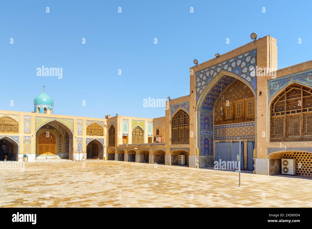 Cour pittoresque de la mosquée Seyyed à Ispahan, Iran. Murs recouverts de mosaïques colorées et d'inscriptions calligraphiques. Banque D'Images