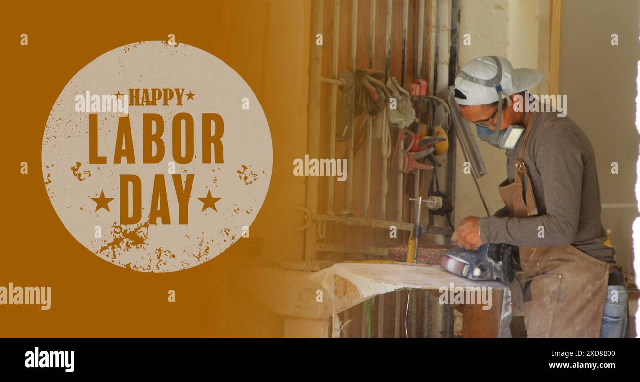 Image du texte heureux de la fête du travail sur charpentier masculin biracial dans l'atelier Banque D'Images